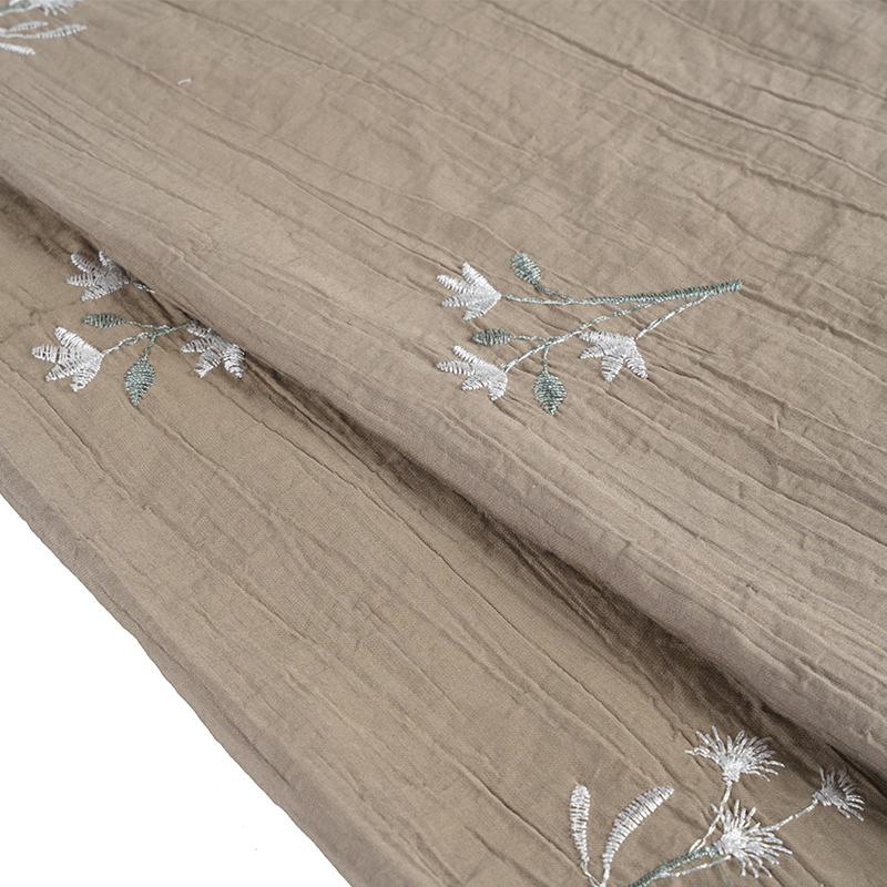 Ткань с морщинами и вышивкой из семян персика и орхидеи