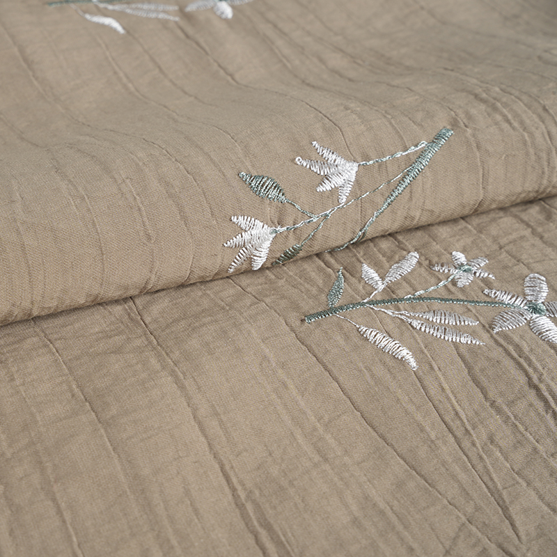 Ткань с морщинами и вышивкой из семян персика и орхидеи