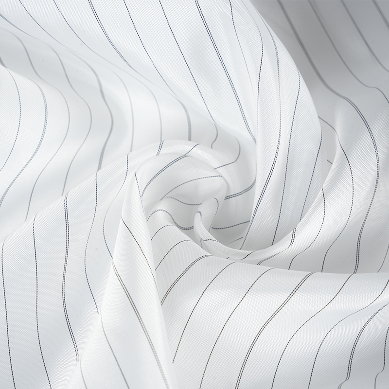 100% полиэстер. Ткань для подкладки рукавов из полиэстера.