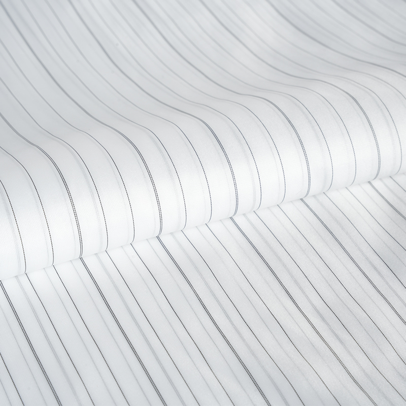 100% полиэстер. Ткань для подкладки рукавов из полиэстера.